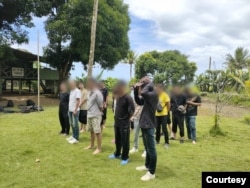 巴拿马国家边境服务队（SENAFRONT）太平洋分队在猴岛救回的中国走线客。 (巴拿马国家边境服务队提供)