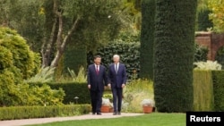资料照片：拜登总统和中国国家主席习近平在加利福尼亚州伍德塞德费罗丽庄园的花园里散步。（2023年11月15日）