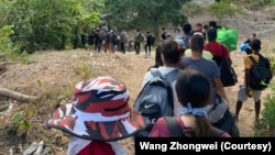 资料照片：王中伟一行人在美墨边境地区行走。(2023年4月22日）