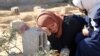 Seorang perempuan Palestina menangis di atas makam putranya yang terbunuh dalam serangan udara Israel, di Khan Younis, Jalur Gaza, pada 18 Januari 2024. (Foto: Reuters/Arafat Barbakh)