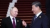 Presiden Rusia Vladimir Putin disambut oleh Presiden China Xi Jinping dalam forum Inisiatif Sabuk dan Jalan di Beijing, China, 17 Oktober 2023. (Foto: Sputnik/Sergei Savostyanov/Pool via REUTERS)