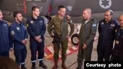 هرتزی هالوی در حال بازدید از مرکز اسکادران هوایی «ادیر»