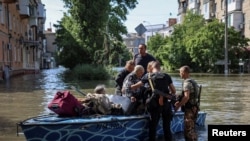 Policija evakuiše stanovnike poplavljenih područja (Foto: REUTERS/Ivan Antypenko)