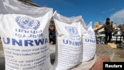 Pengungsi Palestina menunggu mendapat bantuan dari Badan Bantuan dan Pekerjaan PBB (UNRWA) di Rafah, di selatan Jalur Gaza, 7 Maret 2024. (Foto: Reuters) 