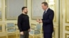 Ukrajinski predsednik Volodimir Zelenski dočekuje britanskog ministra spoljnih poslova Dejvida Kamerona, pre sastnaka u Kijevu, tokom ruske invazije na Ukrajinu, 16. novembra 2023.