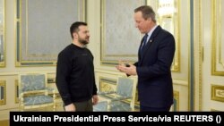 Ukrajinski predsednik Volodimir Zelenski dočekuje britanskog ministra spoljnih poslova Dejvida Kamerona, pre sastnaka u Kijevu, tokom ruske invazije na Ukrajinu, 16. novembra 2023.