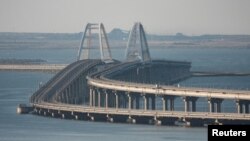 Pemandangan jembatan Krimea yang menghubungkan daratan Rusia dengan semenanjung di seberang Selat Kerch, Krimea, 17 Juli 2023. (Foto: Reuters)