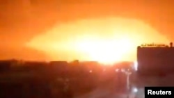 2024年1月18日发布的一段视频截图显示了美国领导的对也门达马尔胡塞武装目标的袭击。（路透社照片）