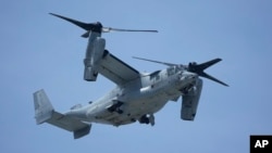 Arhiva - Transportna letelica, američki MV-22B "Osprej", vraća se u bazu američkih marinaca Futenma na jugu Okinave, južni Japan, 6. septembra 2023.