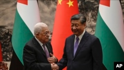 中國國家主席習近平和巴勒斯坦國總統阿巴斯2023年6月14日在中國北京人民大會談舉行的簽字儀式後握手祝賀。