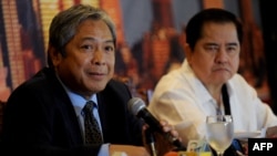 资料照：菲律宾交通部部长海梅·包蒂斯塔 ( 左，Jaime Bautista)