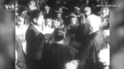 Где Джон познакомился с Жаклин? 