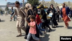 Stotine ljudi pokušavaju da se evakuišu iz Avganistana pošto su talibani preuzeli vlast (Foto: Reuters)