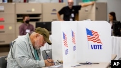 Ilustrasi - Salah satu TPS di Minneapolis, 23 September 2022. (AP/Nicole Neri, File)