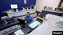 Šon Karni iz kancelarije Supervizora za izbore uo krugu Lion na Floridi priprema glasove za birače koji glasaju poštom, 5. oktobra 2022. 