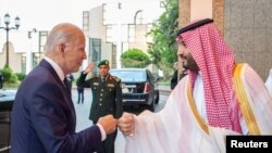 Putra Mahkota Saudi Mohammed bin Salman melakukan salam "kepalan tangan" saat menyambut kedatangan Presiden AS Joe Biden di Istana Al Salman, di Jeddah, Arab Saudi, hari Jumat 15 Juli 2022.