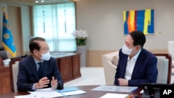 Presiden Korea Selatan Yoon Suk Yeol, kanan, mendengarkan pengarahan kebijakan Kementerian Unifikasi oleh Menteri Unifikasi Kwon Youngse di kantor kepresidenan di Seoul, Korea Selatan, 22 Juli 2022. (Foto: via AP)
