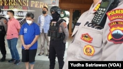 Direktur Teknik PDAM Solo Tri Atmojo (tengah) tersangka kasus pencabulan anak dihadirkan dalam jumpa pers di Markas Polisi Resor Kota (Mapolresta) Solo, Selasa, 12 Juli 2022. (Foto : VOA / Yudha satriawan)