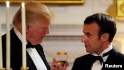 Francuski predsednik Emanuel Makron i američki predsednik Tramp na državnoj večeri u Beloj kući.