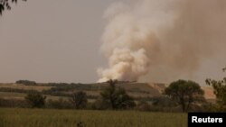 Dim se diže nakon ruskog granatiranja, dok se napad Rusije na Ukrajinu npada, uoblasti Pazena, region Donjecka, 28. avgusta 2022.