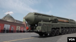 Militer Rusia memamerkan rudal balistik RS-24 Yars di Lapangan Merah selama parade militer Hari Kemenangan yang menandai peringatan 75 tahun kekalahan Nazi di Moskow, Rusia (foto: dok). 