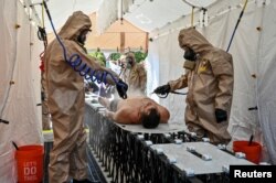 ARHIVA - Pripadnici državne službe za hitne situcije učestvuju u vežbi odgovora na moguću nuklearnu katastrofu usled bombardovanja nuklearne elektrane u Zaporožju, 17. avgusta 2022.