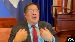 美国传统基金会亚洲研究中心高级研究员成斌2022年8月4日接受美国之音采访（美国之音锺辰芳拍摄）