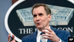 존 커비 미 국방부 대변인이 2일 펜타곤에서 브리핑하고 있다. 