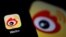Logo aplikasi media sosial China Weibo terlihat di ponsel dalam gambar ilustrasi yang diambil 7 Desember 2021. (Foto: REUTERS/Florence Lo)