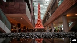 香港大学校园里展示的悼念1989年六四天安门事件死难者的“国殇之柱”。（2021年10月13日）