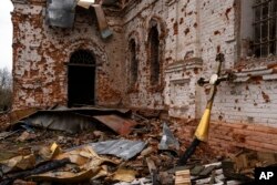 Lukashivka degan qishloqdagi cherkov, Ukraina shimoli, 22-aprel, 2022