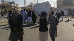 یک نوجوان کاغذی در دست دارد که روی آن نوشته «فریاد من دهه نودی، فریاد یک ملت است» - زاهدان، جمعه ۱۱ آذر ۱۴۰۱