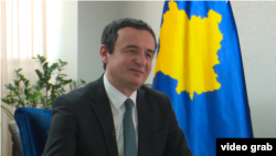 Premijer Kosova Aljbin Kurti razgovara sa novinarom Glasa Amerike Besimom Abazijem (Foto: VOA)