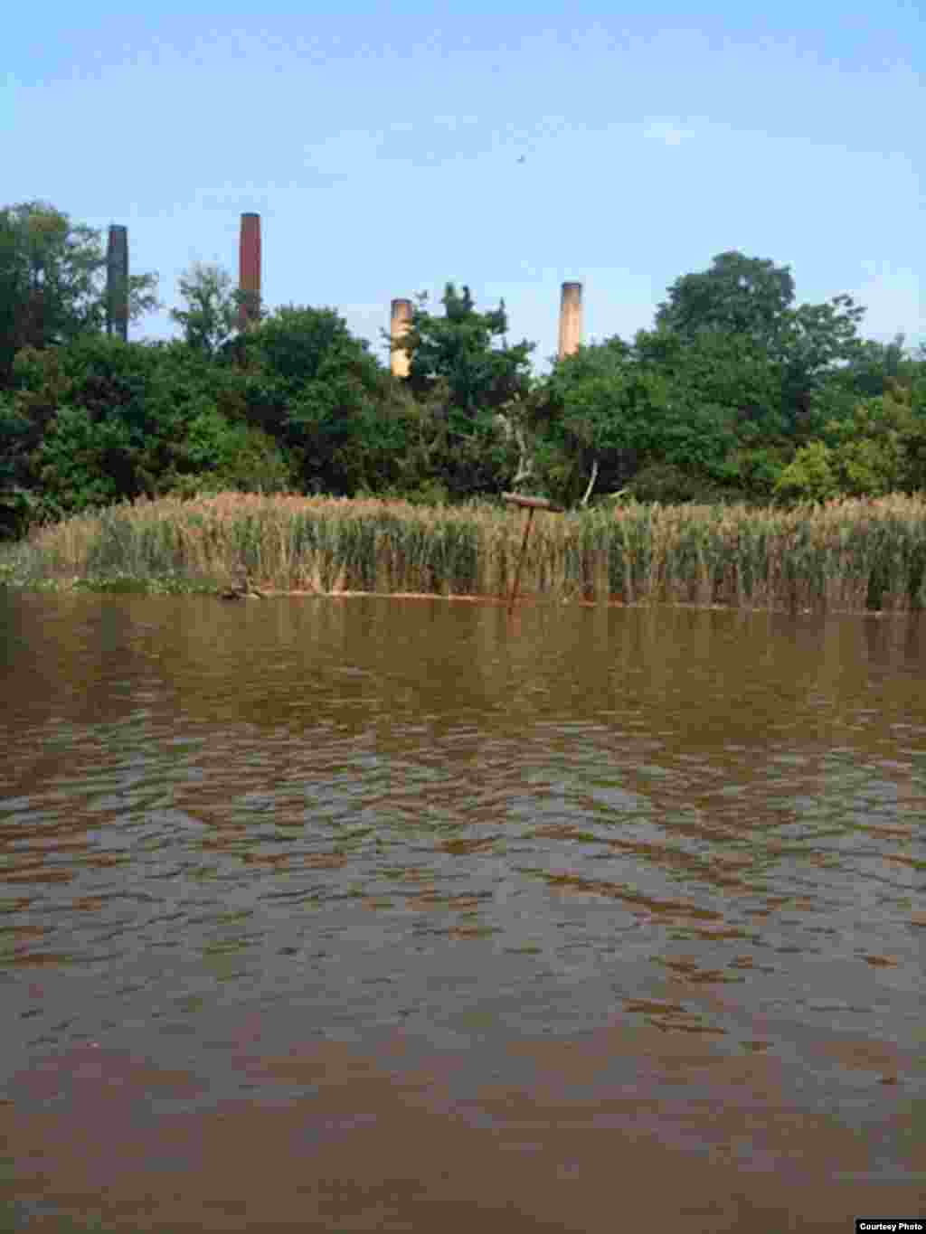 The smokestacks from a closed power plant are a grim reminder of the toxic pollutants that flow into the river. (Groundwork Anacostia) 