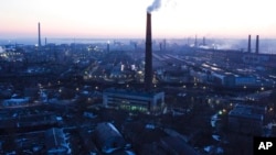 Arhiva - Pogled na kompleks čeličane Azovstal, koja se prostire na 11 kvadratnih kilometara, u Marojupolju, Ukrajina, 7. marta 2021.