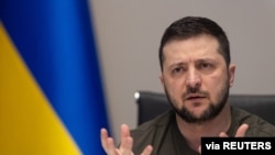 ប្រធានាធិបតី​អ៊ុយក្រែន លោក Volodymyr Zelenskyy ចូលរួម​ក្នុង​កិច្ចសម្ភាសន៍​មួយ​ជាមួយ​នឹង​ប្រព័ន្ធ​ផ្សព្វផ្សាយ​មួយ​ចំនួន​របស់​រុស្ស៊ី​តាម​អនឡាញ នៅ​ទីក្រុង​កៀវ ប្រទេស​អ៊ុយក្រែន ថ្ងៃទី២៧ ខែមីនា ឆ្នាំ២០២២។ (Ukrainian Presidential Press Service/Handout via REUTERS)