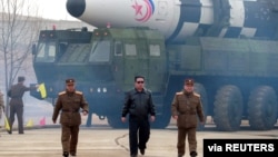 رهبر کره شمالی، کیم جونگ‌اون، در حال دور شدن از آن چه رسانه‌های دولتی یک «نوع جدید» موشک بالستیک قاره‌پیما گزارش کرده‌اند. (آرشیو)