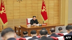 朝鲜官方媒体朝中社拍摄和发布的这张照片显示， ,2022年5月14日，朝鲜领导人金正恩参加朝鲜劳动党委员会会议，检查最大紧急措施的运行状态,以防止在新冠病毒疫情在平壤传播。