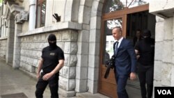 Predsednik Privrednog suda Blažo Jovanić u pratnji pripadika policije Crne Gore (Foto: VOA/Jovo Radulović)