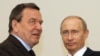 Bivši nemački kancelar Gerhard Šreder i ruski predsednik Vladimir Putin, 2009.