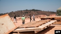 資料照：2016年10月7日，在馬達加斯加，九星中國礦業公司的員工在一個採礦現場行走。