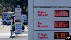 Sebuah papan harga bensin di sebuah pom bensin di Menlo Park, California, 21 Maret 2022. (Foto: Jeff Chiu/AP)