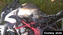 Sepeda motor yang diparkir di garasi LBH Papua diduga dibakar dalam aksi teror pada pukul 04.00 WIT pada 9 Mei 2022. (Foto: LBH Papua)