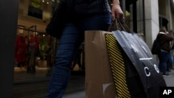 Arhiva: Kupovina tokom Crnog petka na Petoj aveniji u Njujorku, 25. novembar 2022.