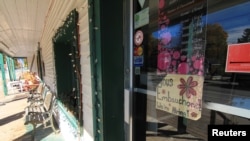 کینیڈا کے شہر کیوبک کے اولڈ چیلسی ویلیج مین ایک بیکری کے باہر،" ضرورت ہے" کا سائن۔ فوٹو رائٹرز، 3 اکتوبر 2022
