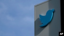 Logo na zgradi sedišta Tvitera u San Francisku