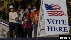 Penduduk setempat mengantre untuk memberikan suara mereka saat pemungutan suara awal untuk pemilihan paruh waktu di Perpustakaan Regional South Cobb, di Mableton Georgia, AS, 4 November 2022. (Foto: REUTERS/Carlos Barria)
