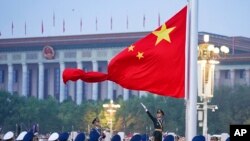 Bendera nasional China berkibar saat upacara pengibaran bendera menandai berdirinya Republik Rakyat China di Lapangan Tiananmen di Beijing pada 1 Oktober 2022. (Foto: via AP)