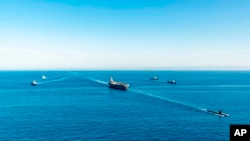 Kapal induk USS Ronald Reagan, tengah atas, berpartisipasi dalam latihan anti-kapal selam bersama antara Korea Selatan, Amerika Serikat dan Jepang di perairan lepas pantai timur Korea Selatan di Korea Selatan, Jumat, 30 September 2022 .(Foto: via AP)