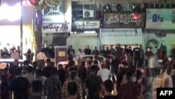 Tangkapan layar dari sebuah video menunjukkan para pengunjuk rasa turun ke jalan di Sanandaj, ibu kota provinsi Kurdistan Iran, Rabu 28 September 2022. Demonstrasi anti pemerintah terus menyebar hampir dua minggu setelah kematian Mahsa Amini dalam tahanan polisi moral Iran.